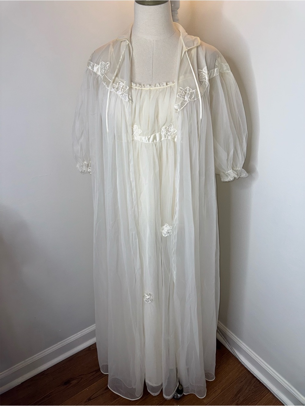 Gotham Gold Stripe Women’s 32 Vintage Peignoir Ivory Floral Nightgown Robe Set